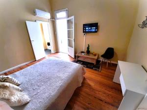 1 dormitorio con cama, mesa y TV en PH tipo casa con Patio - Palermo Hollywood - A cuadras de Santa Fe y Juan B Justo en Buenos Aires
