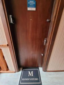 una señal frente a una puerta en una habitación en Manon's Studio, en Villers-sur-Mer