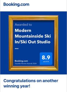uma imagem de uma moldura de imagem dourada num fundo azul em Modern Mountainside Ski In/Ski Out Studio at Blue em Blue Mountains