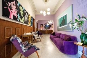 una sala de estar con muebles morados y un sofá púrpura. en Pug Seal Polanco Anatole France, en Ciudad de México