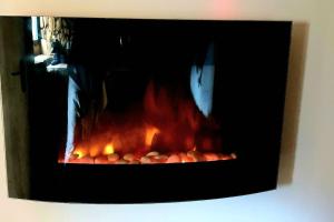 un fuego dentro de un horno con llamas en él en Chambre rupestre indépendante dans gite du XVIII, en Carsac-Aillac