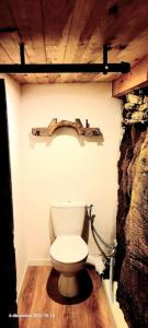 Koupelna v ubytování abri sous roche, gîte indépendant du XVIII°.