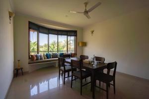 班加羅爾的住宿－Luho 306，一间带桌椅和窗户的用餐室