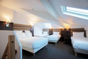 Postel nebo postele na pokoji v ubytování Hôtel & Appartements Monsigny