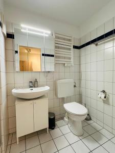 bagno bianco con servizi igienici e lavandino di Nordseekrabbe a Norderney