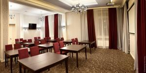 TV a/nebo společenská místnost v ubytování Kiroff Hotel