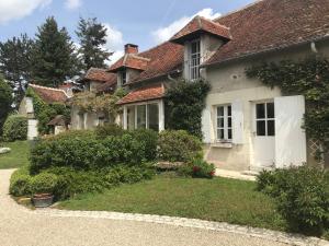 a group of houses with a driveway at La Mauvernière, 2 gîtes indépendants, 1 grande piscine extérieure, jardin arboré in Descartes