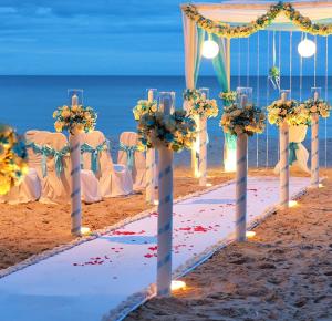 فندق البحر الميت العلاجي في السويمة: صف من الطاولات والكراسي على الشاطئ