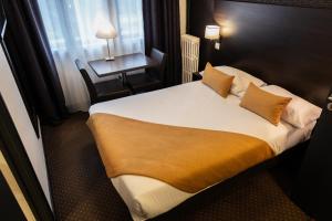 Letto o letti in una camera di Hotel Astrid Caen centre
