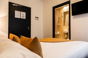Letto o letti in una camera di Hotel Astrid Caen centre