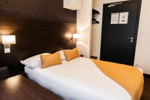 Letto o letti in una camera di Hotel Astrid Caen centre