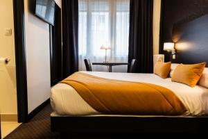 Letto o letti in una camera di Hotel Astrid Caen centre