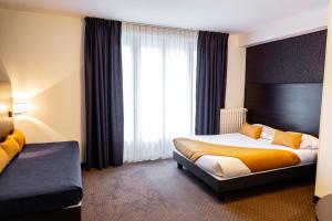Letto o letti in una camera di Hotel Astrid Caen centre