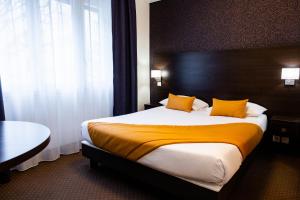 Letto o letti in una camera di Hotel Astrid Caen centre