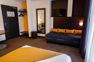 Letto o letti in una camera di Hotel Astrid Caen centre