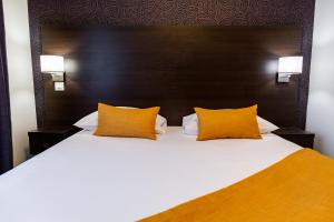 Letto o letti in una camera di Hotel Astrid Caen centre