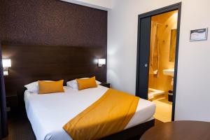 Letto o letti in una camera di Hotel Astrid Caen centre
