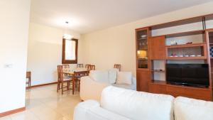 un soggiorno con mobili bianchi e tavolo di Welcomely - Villino Octagon a Elmas