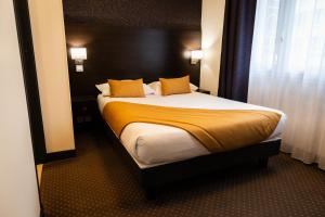 Letto o letti in una camera di Hotel Astrid Caen centre