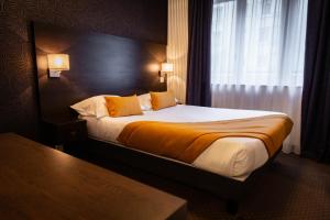 Letto o letti in una camera di Hotel Astrid Caen centre