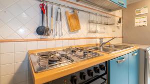 a kitchen with a stove and a sink at Welcomely - Villino Octagon in Elmas