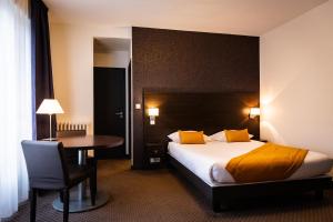 Säng eller sängar i ett rum på Hotel Astrid Caen centre