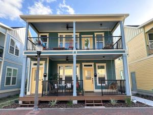 Casa con porche y balcón en The Prairie Suite Newly Built Upscale Central, en Gainesville