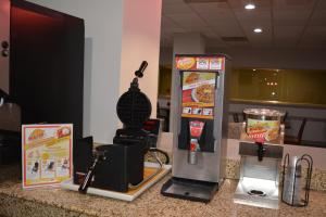 Quality Inn & Suites East Syracuse - Carrier Circle的咖啡和沏茶工具