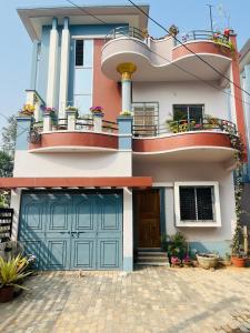 ein Haus mit einer Garage und einer Auffahrt in der Unterkunft Ichhepuron in Shānti Niketan