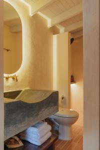 y baño con lavabo y aseo. en NEW Cozy Duplex in Laureles with A/C and WI-FI, en Medellín