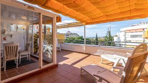 balkon ze stołem i krzesłami na balkonie w obiekcie 797 HOLIDAY RENTALS - Piso para 4 con amplia terraza al jardin y al mar w mieście Benalmádena