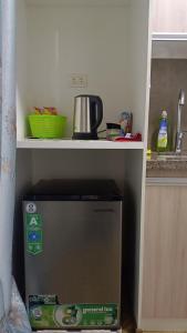 um frigorífico numa cozinha com uma prateleira por cima em céntrico y acogedor apartamento en el Prado em Cochabamba