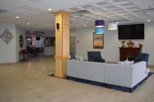 Quality Inn & Suites East Syracuse - Carrier Circle的电视和/或娱乐中心
