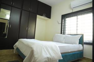 A bed or beds in a room at Vasista Homestay