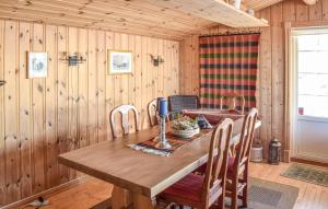 jadalnia z drewnianym stołem i krzesłami w obiekcie Lovely Home In Rn With House A Mountain View w mieście Ron