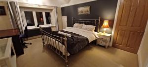 una camera con letto, finestra e lampada di The Gemstone Manor a Watford