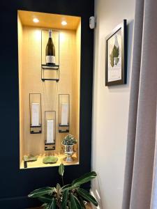 une chambre avec un miroir et une plante en pot dans l'établissement Villa Eulalie B&B Guest House nestled in the Champagne area, à Bligny