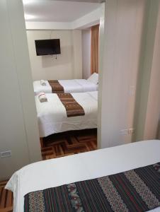 庫斯科的住宿－Posada de Mama，酒店客房,设有两张床和镜子