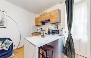 Kuchyň nebo kuchyňský kout v ubytování Lovely Apartment In Marvejols
