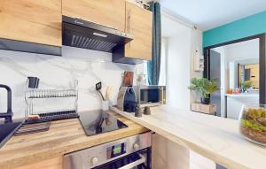 Kuchyň nebo kuchyňský kout v ubytování Lovely Apartment In Marvejols