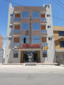 un edificio con un cartello sulla parte anteriore di Hotel Spa Machupicchu a Tacna