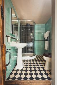 uma casa de banho com um lavatório e um WC em Pier House em St Austell