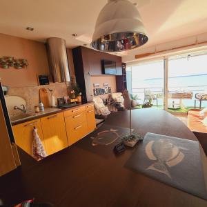 cocina con mesa y cocina con vistas en Studio les Trois Etoiles de Mer, en Concarneau
