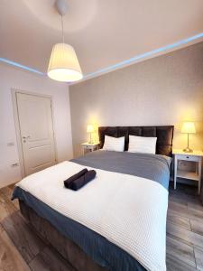Un dormitorio con una cama con una bolsa negra. en Apartament Elite Fundeni sector 2, en Dobroeşti