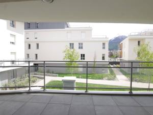 an empty balcony with a view of a building at Appartement lumineux 4P/8 pers, 2 terrasses, parking privé, cœur de Briançon - FR-1-330C-119 in Briançon
