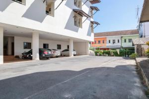 a parking lot in front of a building at OYO 747 Suwanna Hotel in Krabi town