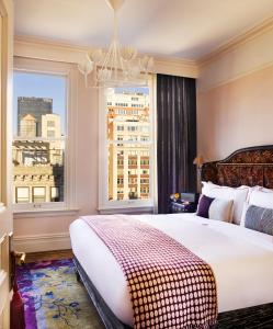 une chambre d'hôtel avec un lit et une fenêtre dans l'établissement The Hotel Chelsea, à New York