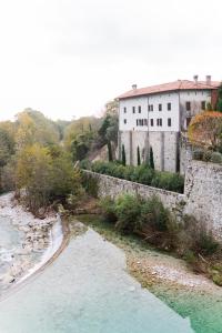 un antiguo edificio a orillas de un río en 4 bedrooms home in the countryside - sauna, wine, swim in the creek, en Nimis