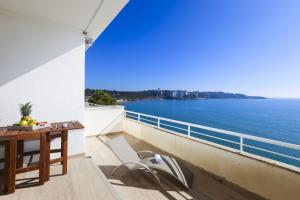 balcón con mesa y vistas al agua en NEW CALM Planetcostadorada, en Salou