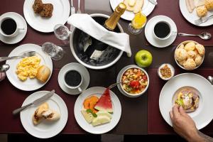 una mesa con platos de comida. en Quality Hotel Pampulha & Convention Center, en Belo Horizonte